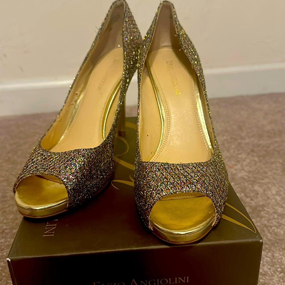 Perfect for the holidays! Size 9 Enzo Anglionlini gold sparkly heels.